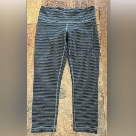 Lululemon cropped activewear bundle 2 pairs cropped leggings Sz 4 - Picture 2 of 9